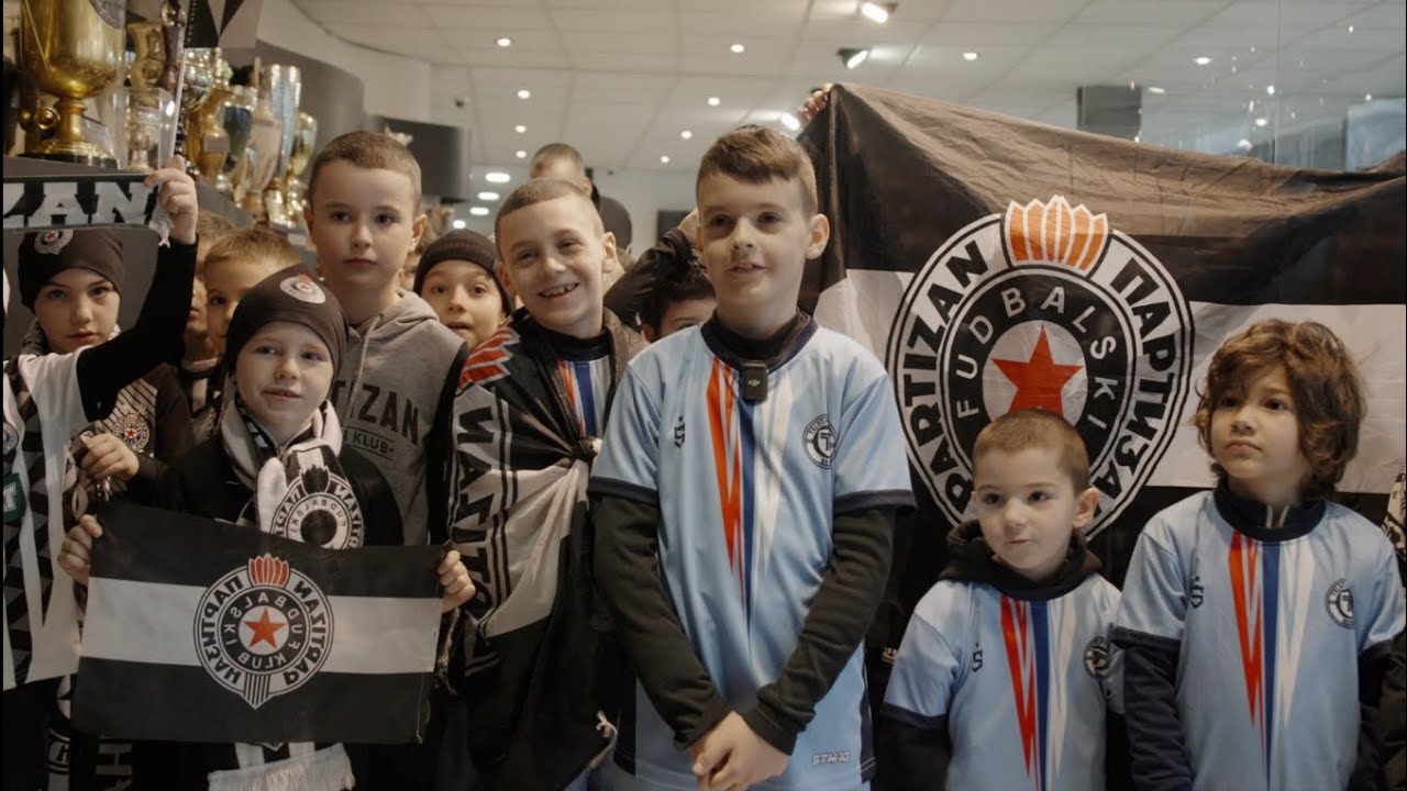 Crno-bele bebe i Teleoptikove bebe posetile trofejnu salu FK partizan