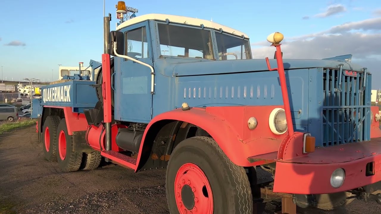 Rundgang Kraz Schwerlasttransport mit Planierraupe T100  am Rasthof Autobahn A9