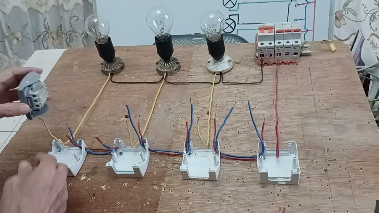 Turn on 3 lamps together or separately by 3V and V and 1 single turn-on