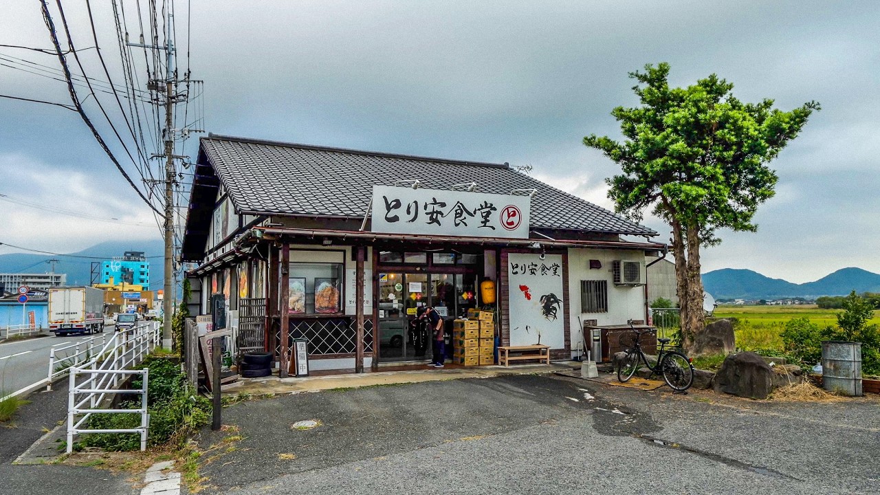 労働者が昼休憩に吸い込まれるロードサイド腹パンチキン食堂の爆裂昼営業。福岡の地域グルメ５選