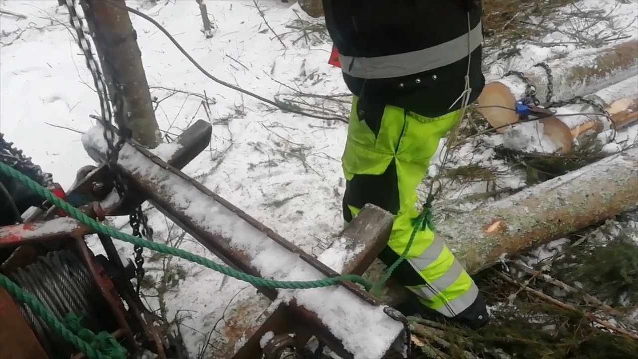 Puunajoa MF 35,vinssi ja pankko.Forestry work MF35 and winch   .