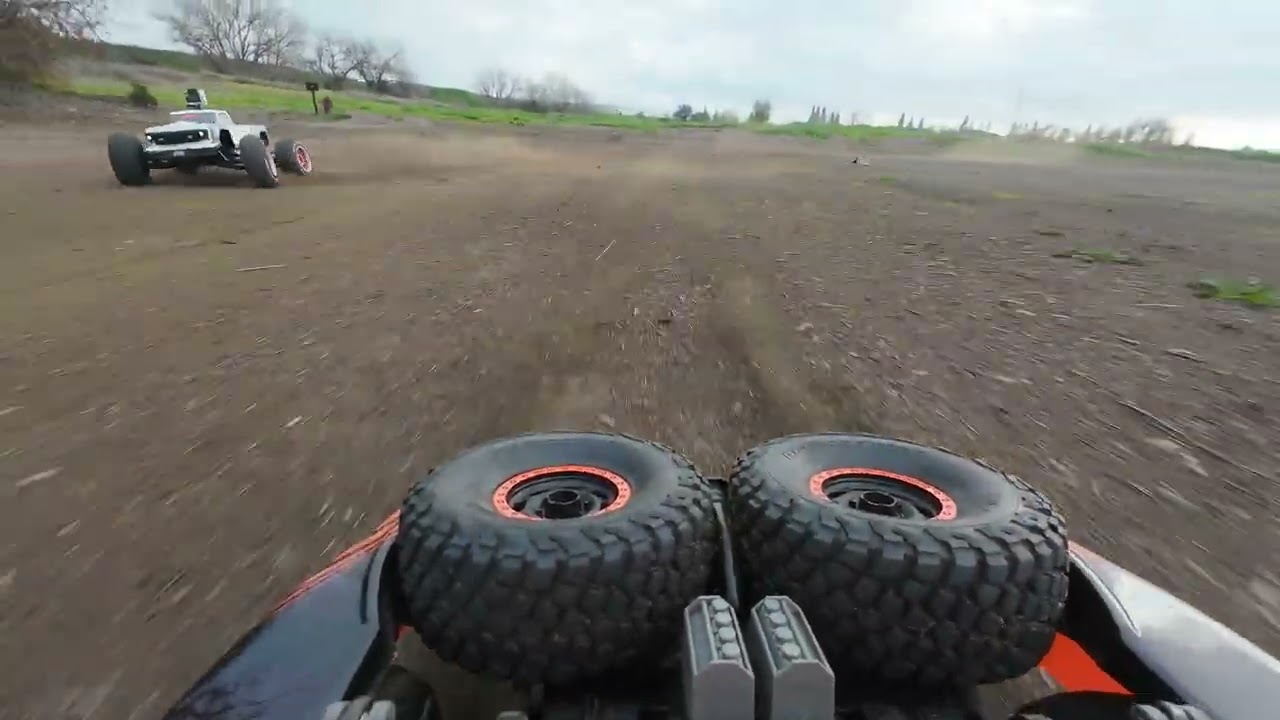 Traxxas UDR VS Arrma Outcast 8s