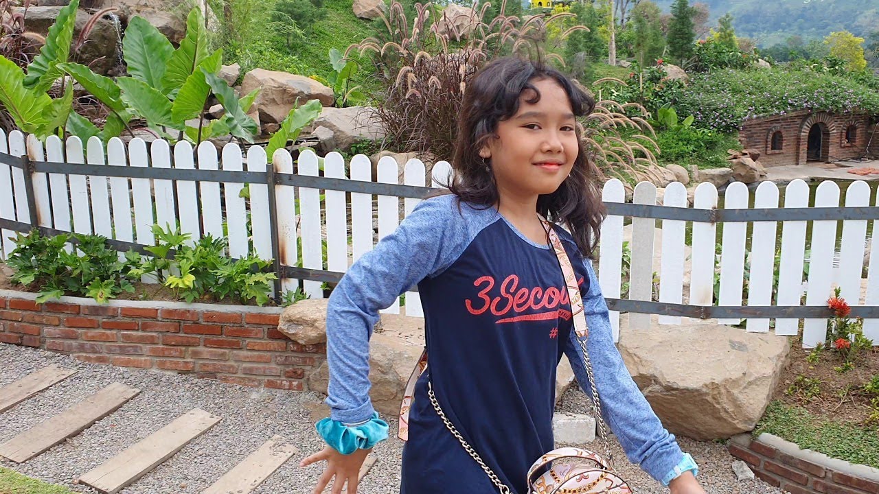 Chelosa dan vio ke cimory  lagi..chelo di jilat sapi 😁