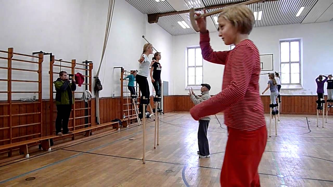 Die Stelzer - Theater auf Stelzen: Stelzentheater Training und Proben - theatre on stilts
