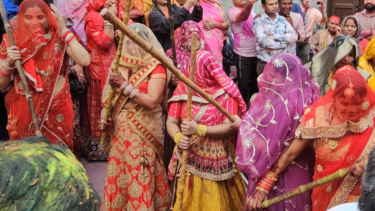 विश्व विख्यात नंदगांव की लठ्ठमार होली ब्रज की गोपीकाओं एवं ब्रजवासियों के बीच अनमोल प्रेम आज भी हैं🙏