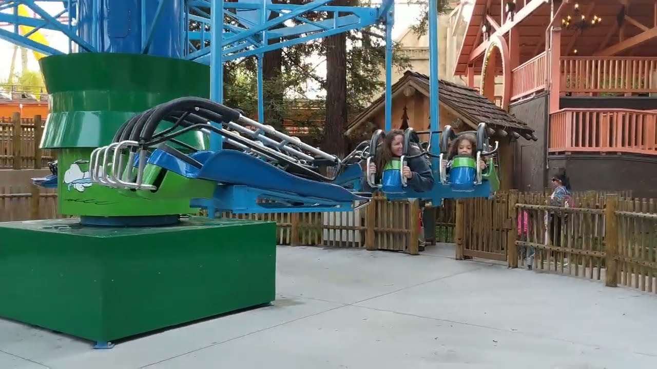 Flying ride at Knott's Berry Farm #knottsscaryfarm #flying #funwithfamily 