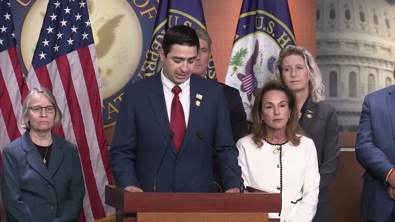 Член палаты представителей Эванс (республиканец от штата Колорадо) выступает на брифинге для прес...