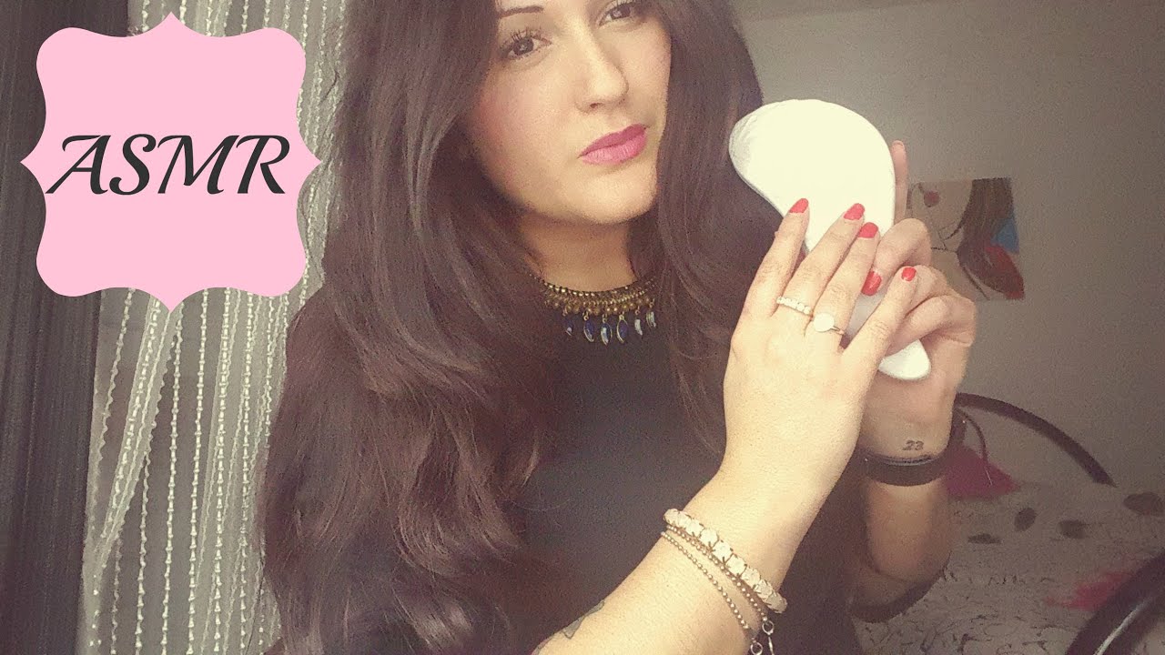 ASMR (ita) whispering, tapping, brushing hair, sound water, chewing gum and various sounds.