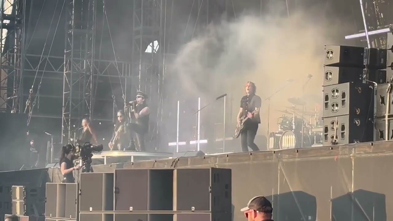 Marilyn Manson - The Beautiful People (Louder Than Life 2025) 