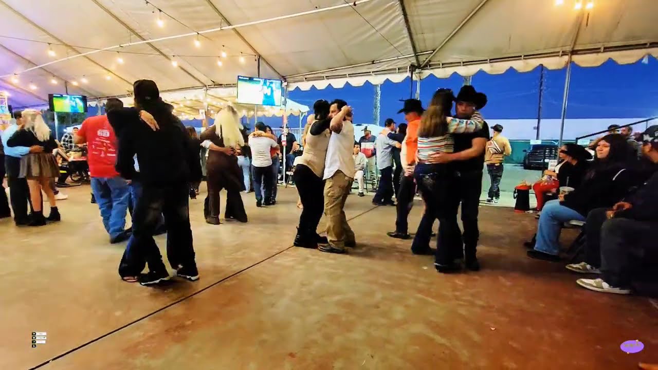 Disfrutando Norteñas Bailables Un Buen Ambiente En La Placita De Anaheim Marketplace