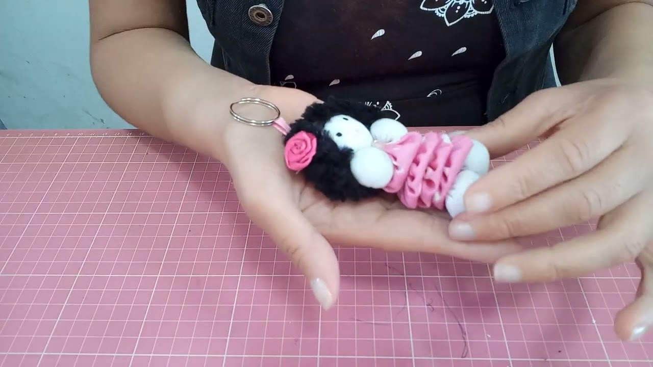  Bonequinha chaveiro feito com fuxicos 