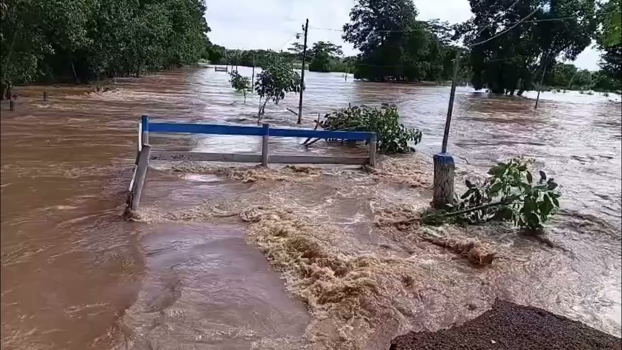 MUITO TRISTE VÊ  O POVO  DEIXANDO SUAS CASAS POR CAUSA DA CHUVA!