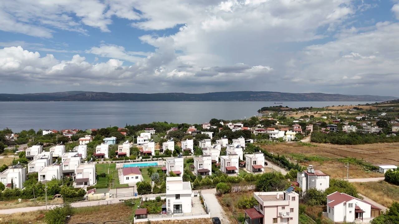 Çanakkale Yapıldak  köyü Saltık mevkii  şehre yakın müstakil yaşam isteyebileceğiniz bir bölge.