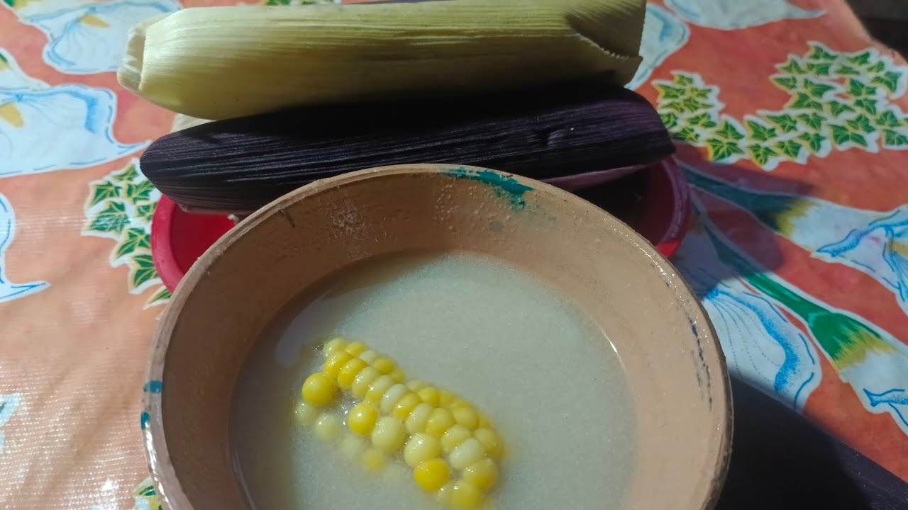 Preparando tamales de elote y chileatole después de la lluvia 