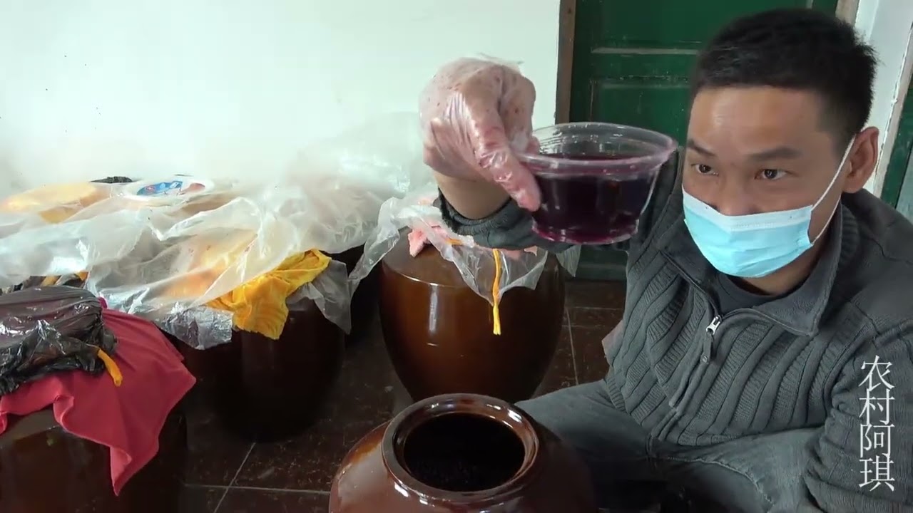 十大坛发酵三个多月的葡萄酒，终于可以开封过滤，这颜色太漂亮了