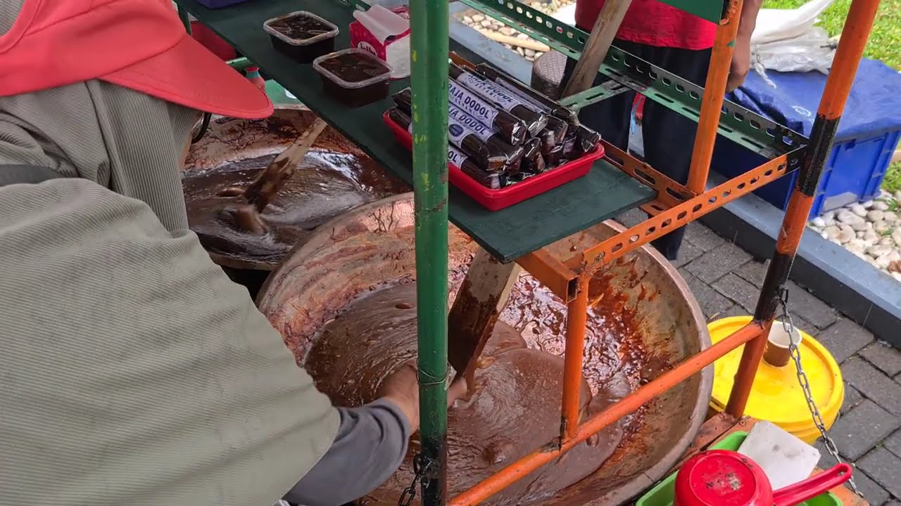 Stirring Traditional Indonesia Sweet Food & Tasting It Fresh  | Explore Food