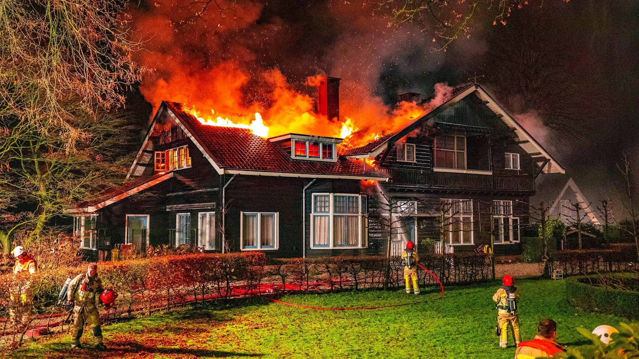 Zeer grote brand verwoest houten villa in Bussum 🚒🚒🚒
