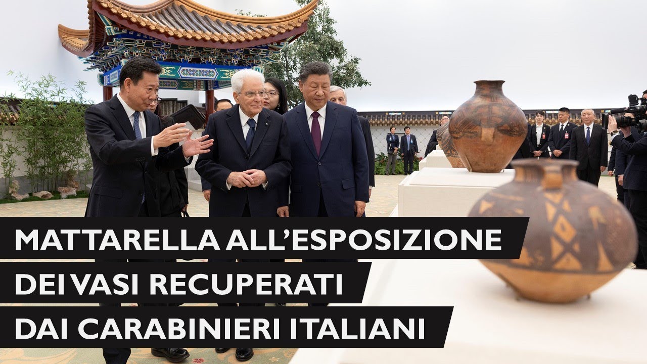Mattarella all'esposizione dei vasi recuperati dai Carabinieri della Tutela del Patrimonio Culturale