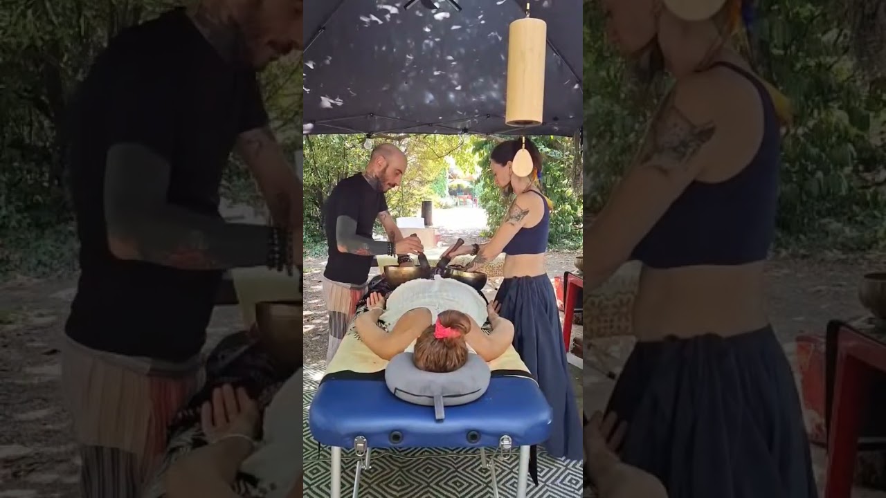 Esecuzione di un massaggio vibratore con campane Tibetane.