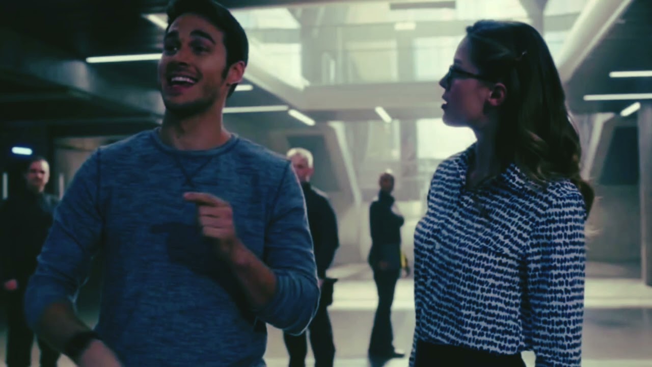 Supergirl Season 3 Gag Reel - Melwood & Chyler FUNNY Scenes Reaction