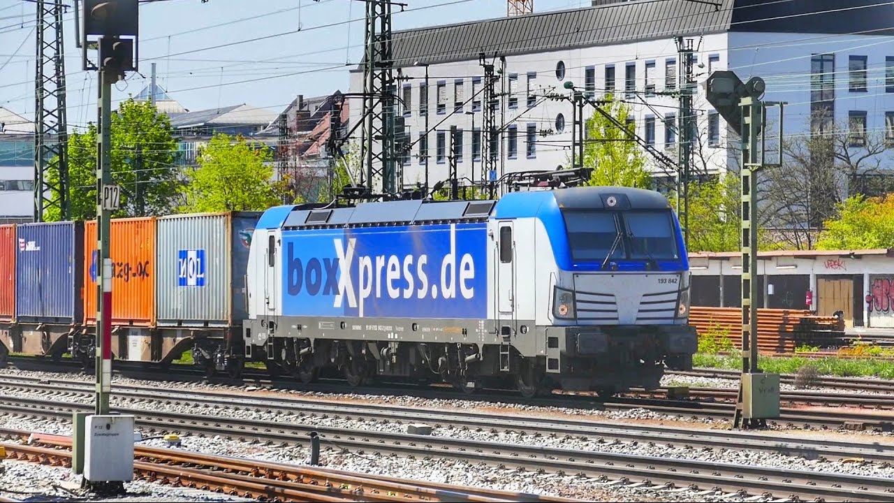 Schöne Begegnung zweier Güterzüge mit Makro in München Ostbahnhof