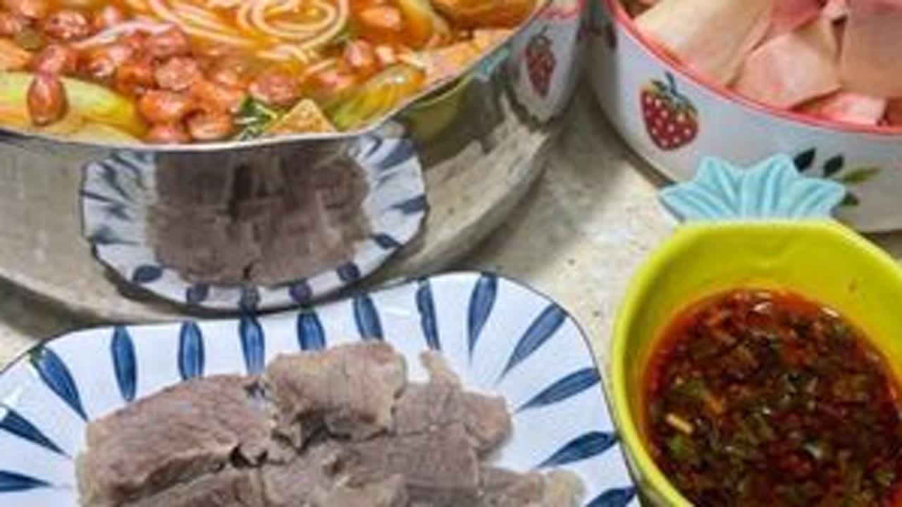 80后陪读妈妈，每天5:30起床，给两个高中生做早餐，煮了一锅萝卜牛肉，本来寻思再搭配个饼的。晚上看到儿子满脸疲惫，我猜应该是被数理化虐了。临时改成煮儿子心心念念的螺蛳粉，臭小子可是没少吃啊！#...