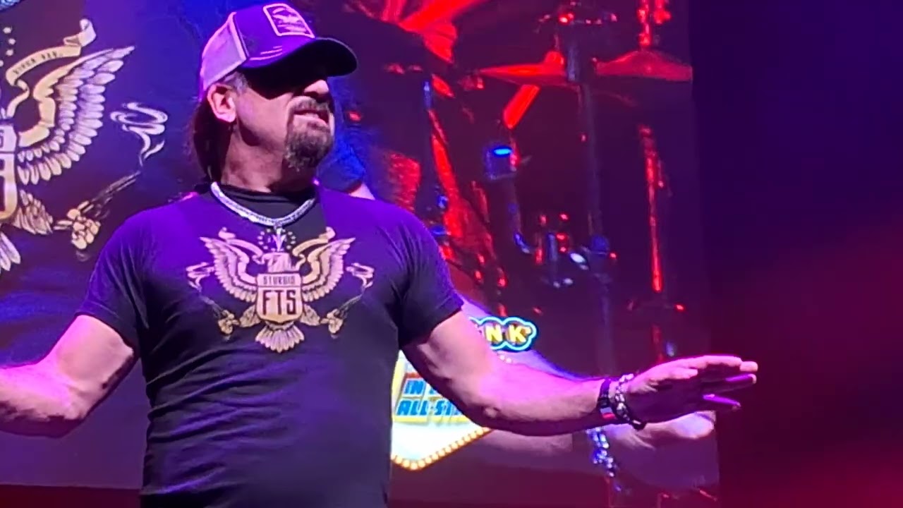 Jesse James Dupree singing AC/DC's 