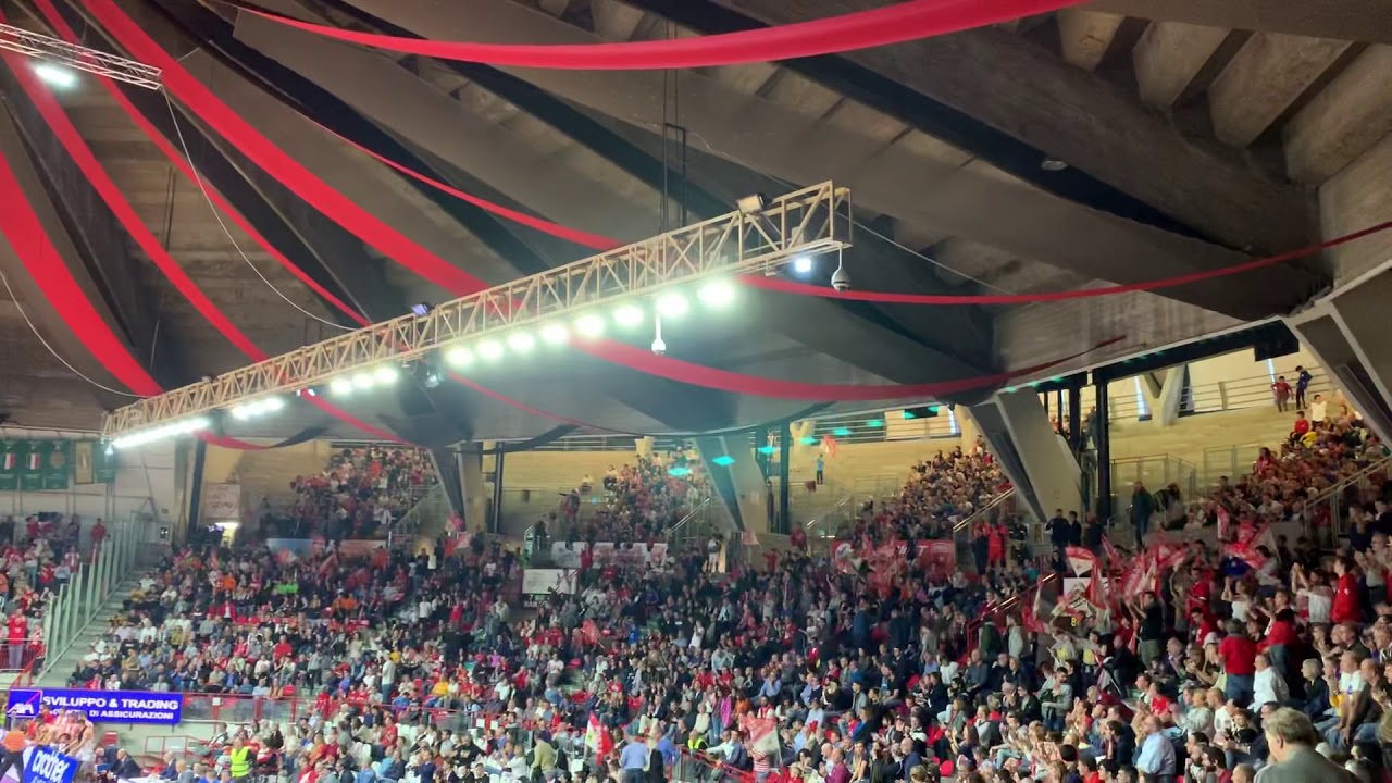 “Tutti in piedi per la Pallacanestro Varese”
