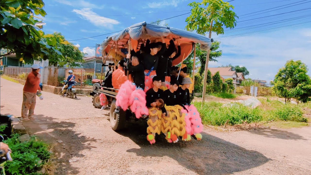 Lsr giới trẻ Nhà Thờ Buôn Trấp múa lân xe máy cày quanh thôn Sơn Trà. Krông Ana | Đăk Lăk.