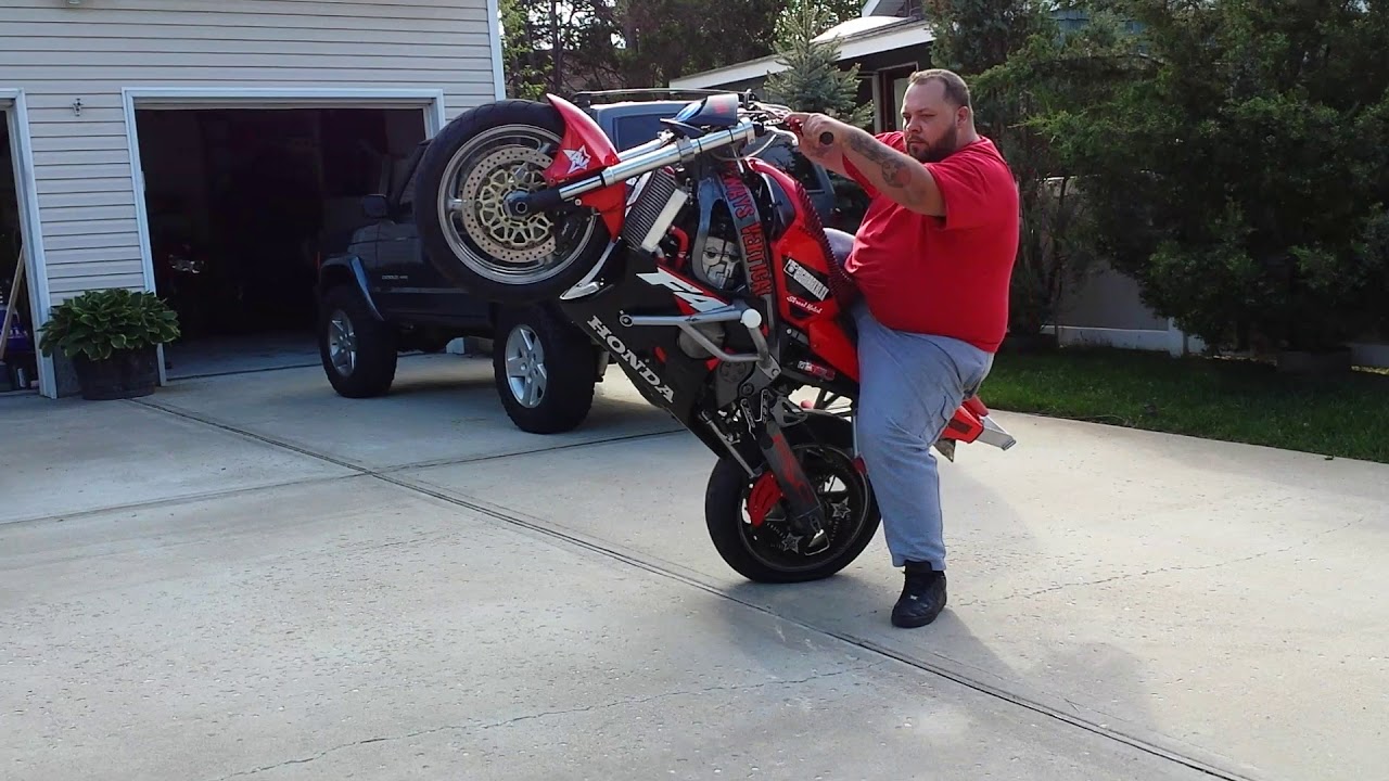 CBR 600 F4I STUNT BIKE/DRIVEWAY WHEELIES