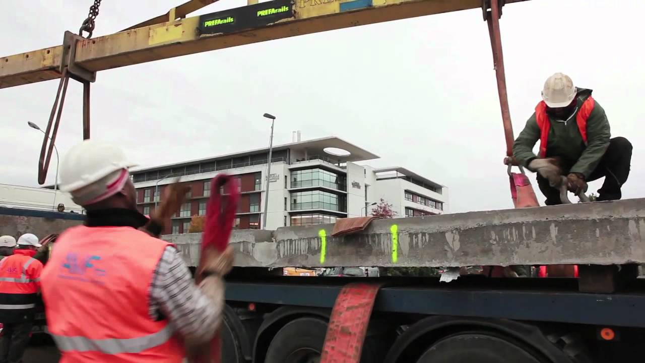 TRAM TRAIN NANTES CHATEAUBRIANT (Pose PN Préfabriqué MODULIX sur le passage à niveau Haluchère)