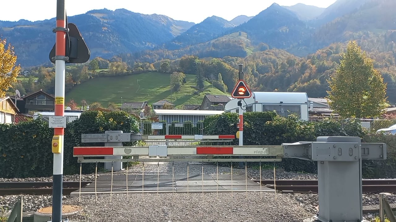 Bahnübergang Sachseln (CH) // Swiss Railroad Crossing