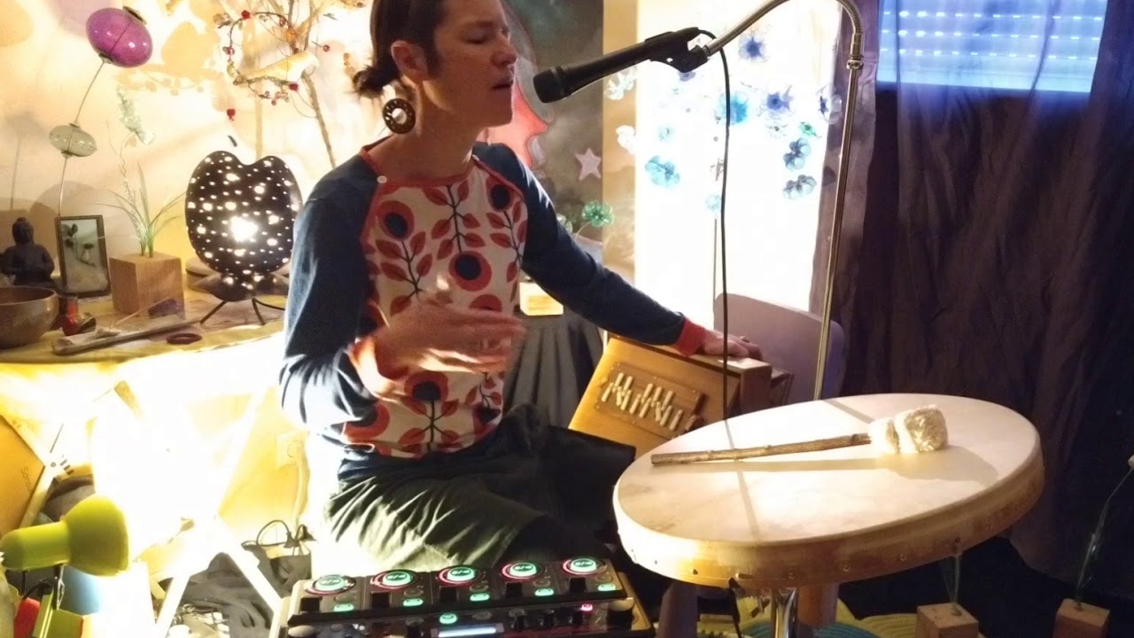 Lulla Sauvage-[PrimitiV]-Live looping 