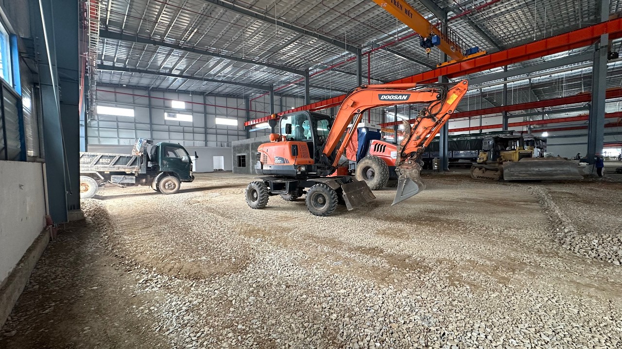 Video Review Máy Đào, Máy Xúc Nhỏ Doosan Dx55, Excavator Làm mặt bằng Múc đá bây đổ Lên Xe  ôtô ben