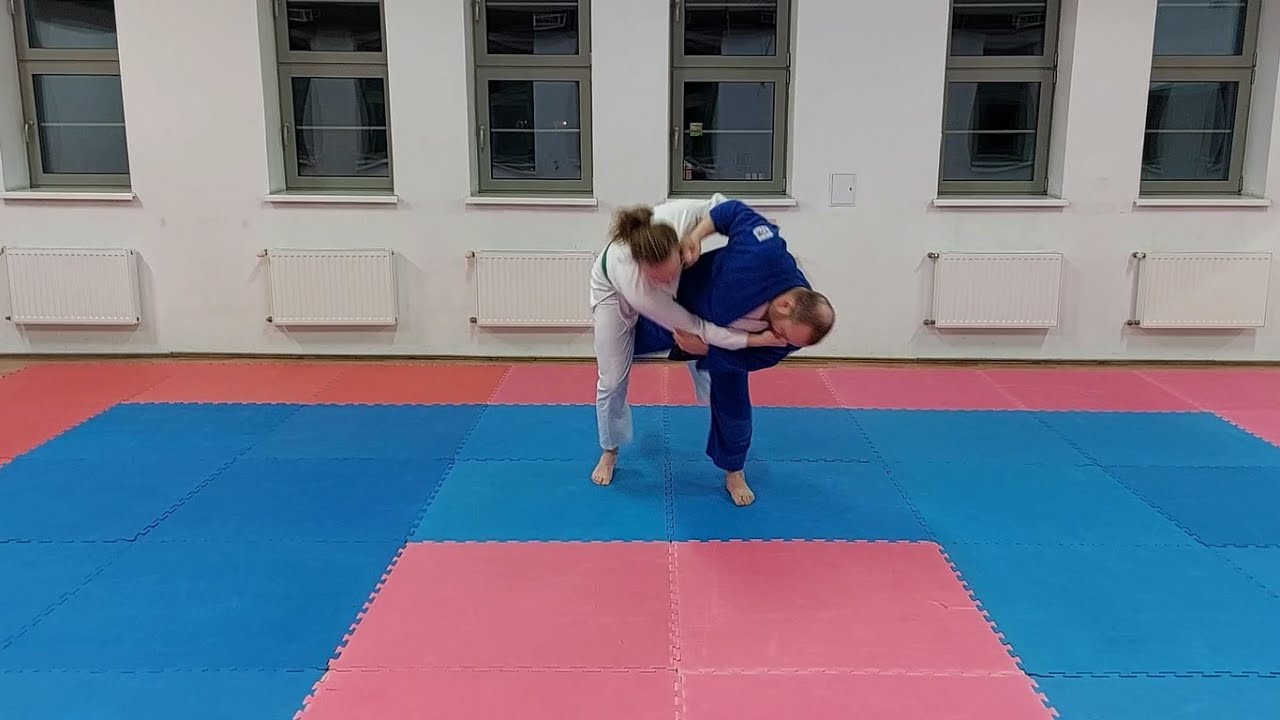 Judo - uchi-mata - rzut przez atak na wewnętrzną stronę uda (Judopedia)