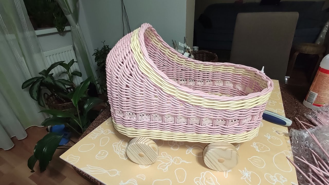 Процесс плетения колыбельки из бумажной лозы для куклы