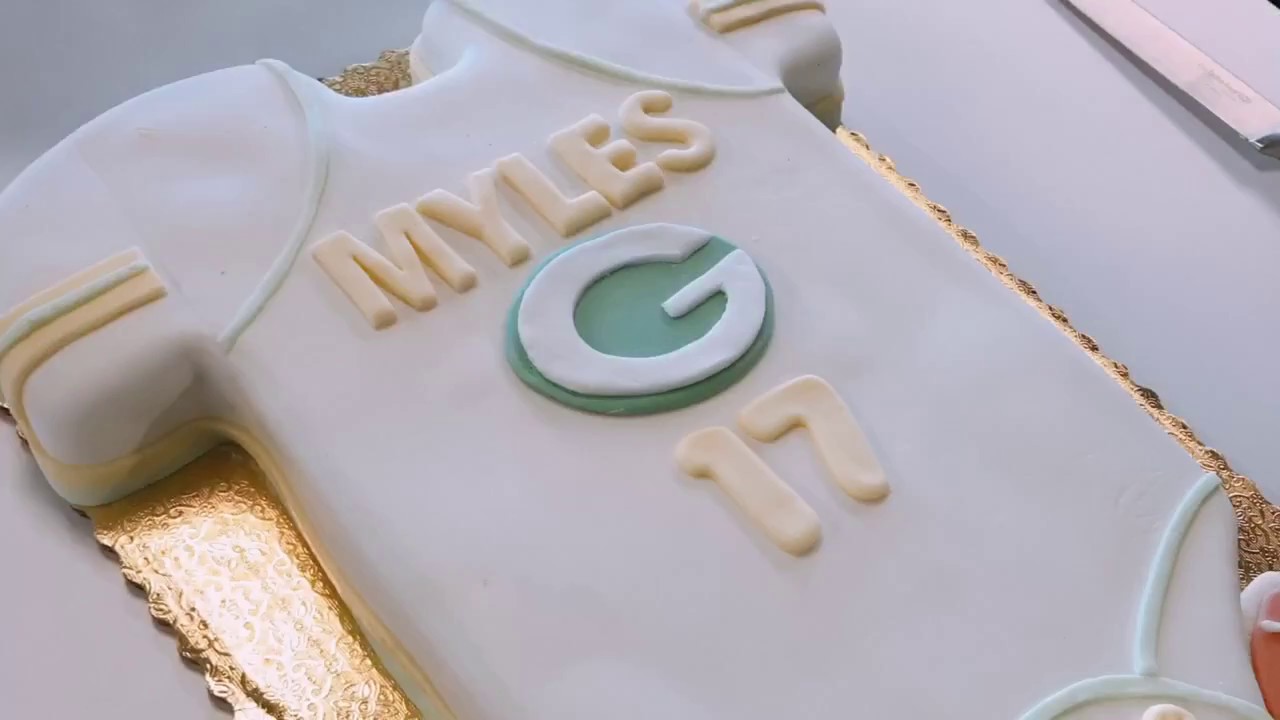 Cake Decorating | Green Bay Packers Baby Onesie Cake