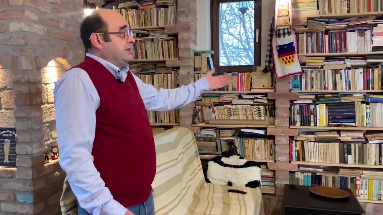 Rafturi de bibliotecă zidite din cărămidă veche