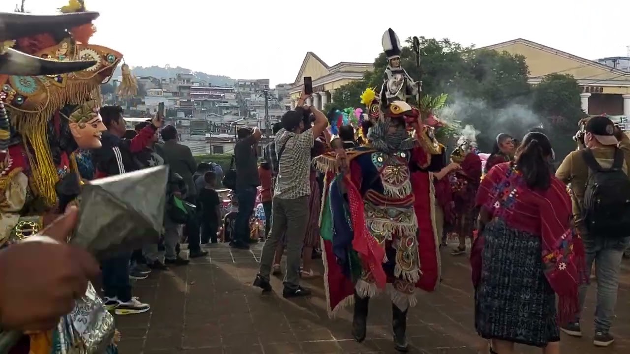 Traslado del patrono San Agustin obispo de Sumpango Sacatepéquez hacia la iglesia