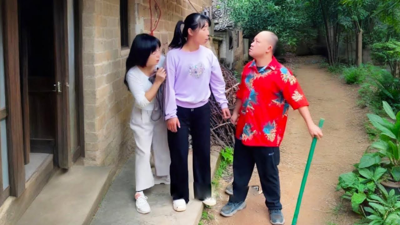 机智的被绑美女声东击西轻松逃跑，一棒子狠狠打断人贩子的腿，一拳揍得他鼻青脸肿跪地求饶！#movie #funny #drama #comedymemes
