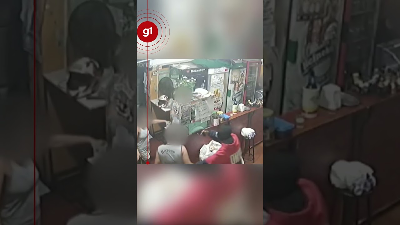 Ladr&atilde;o assalta bar em SP, clientes reagem jogando caixas de cerveja, e suspeito atira #shorts