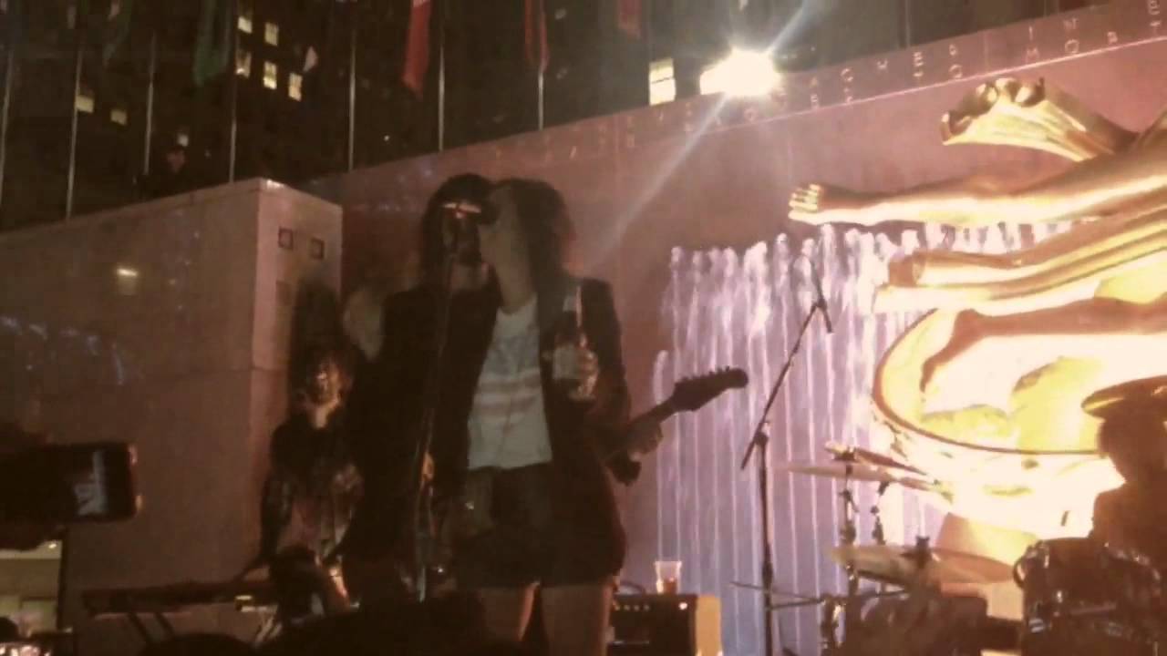 Foo Fighters - I Love Rock And Roll (feat. SNL's Kristen Wiig, Jason Sudeikis & Andy Sandberg)