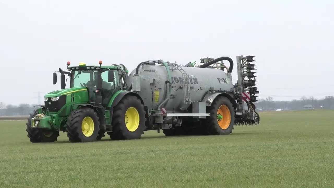GRASLAND BEMESTEN MET EEN JOHN DEERE  6250 R JOSKIN TANK EN ZODEBEMESTER