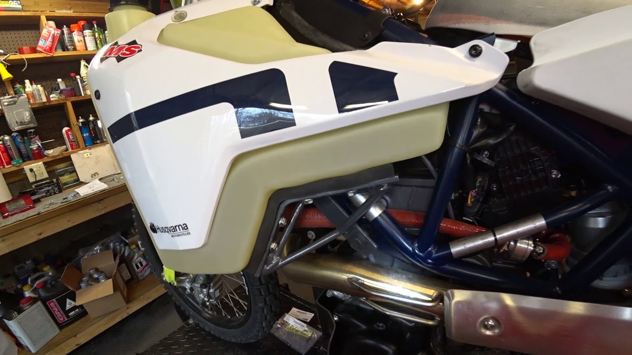 HUSQVARNA 701 ENDURO IMS FUEL TANK INSTALL LR