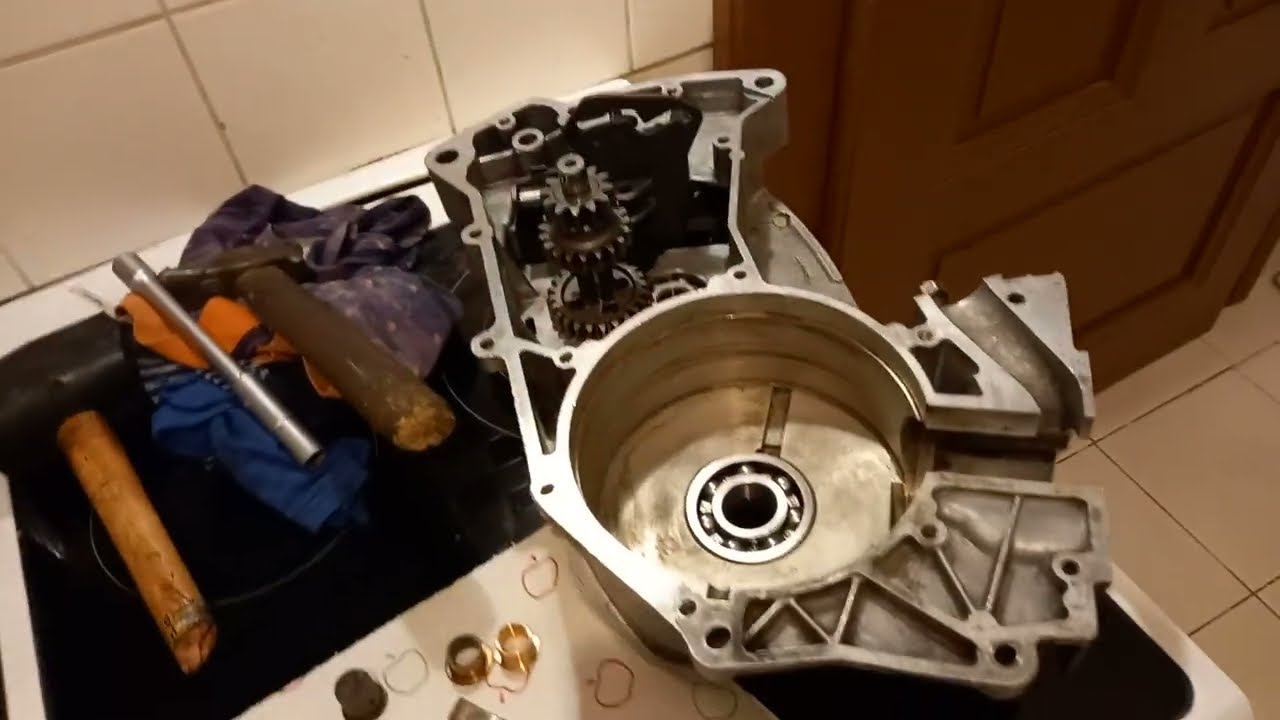 ČZ JAWA 350 - GO motoru - pouzdra převodovky originál vs. replika
