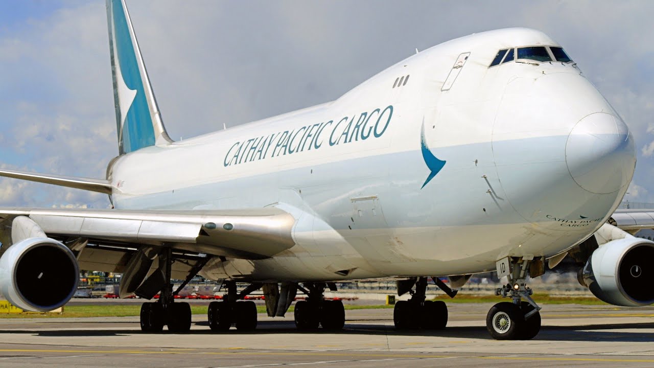 AIRSIDE Plane Spotting in Milan Malpensa LIMC - Big Planes Close Up Pilot Waving B747, B777, A380