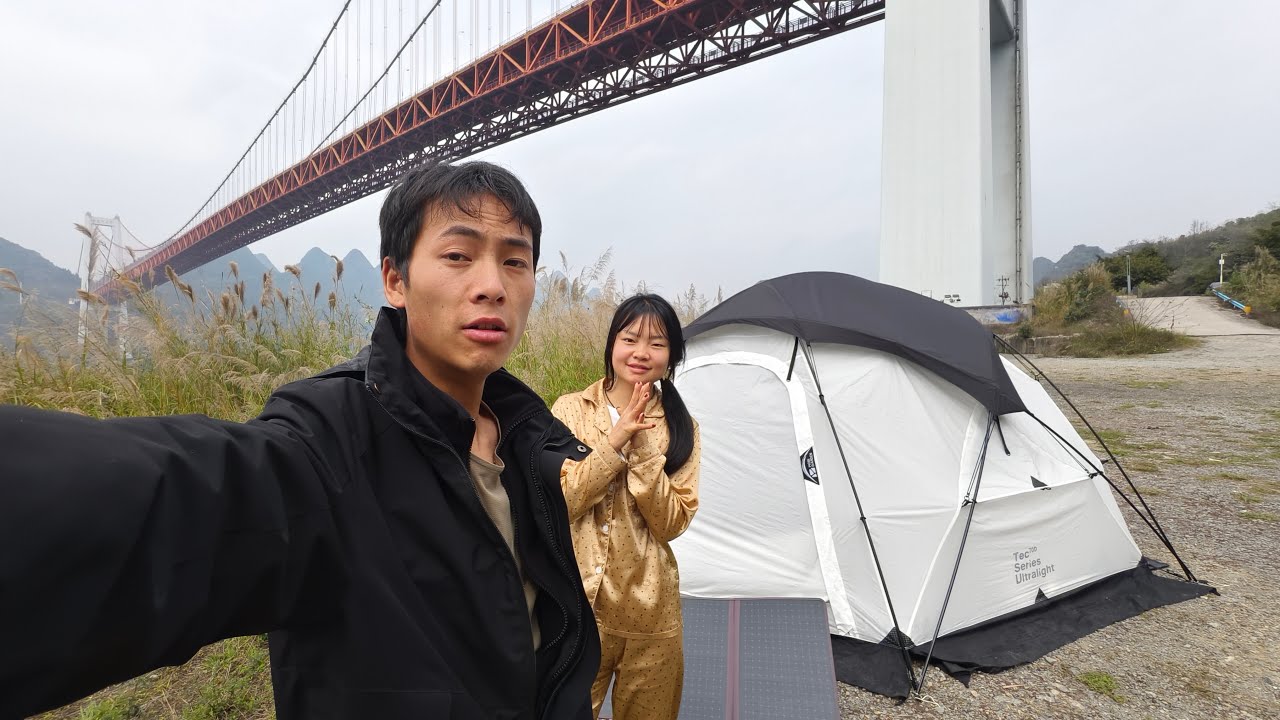 情侣自驾旅行在户外做美食