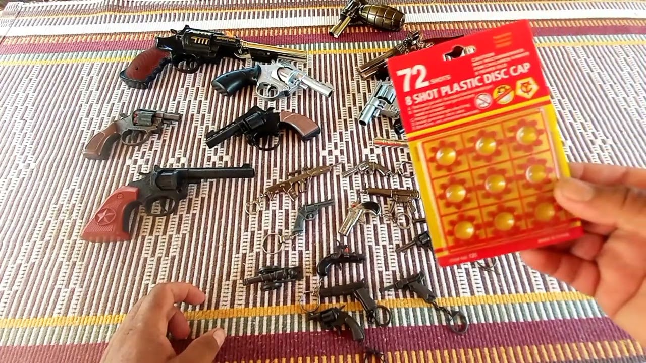 ## disparando com os novos chaveiros de espoleta dos anos 80 que chegaram pra minha coleção