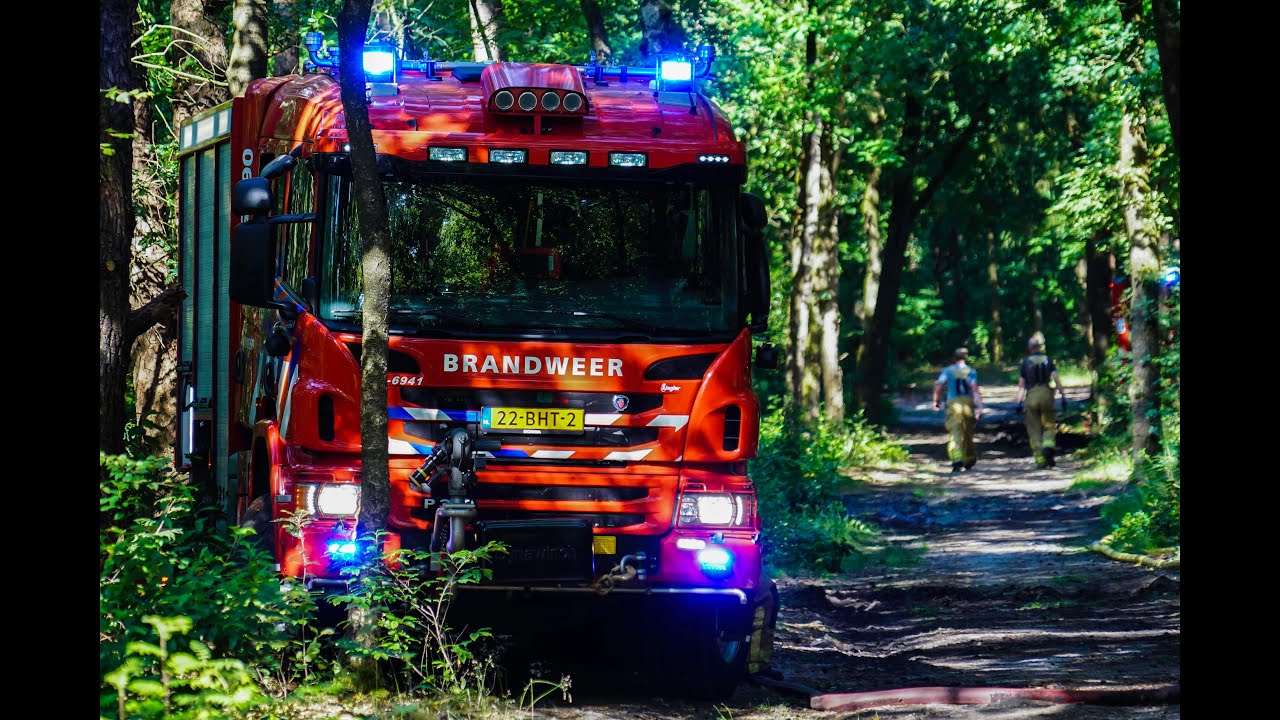 Brandweer schaalt groots op bij bosbrand in Zwolse bos Heerde.