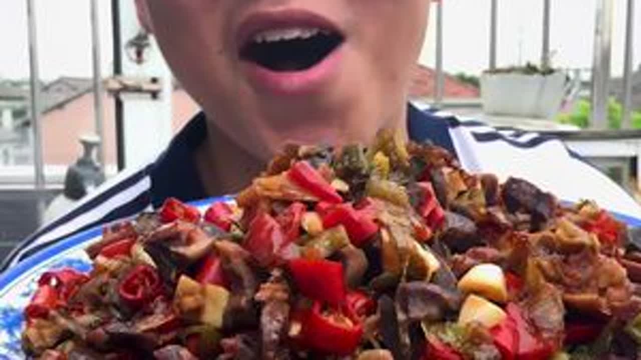 每个人都是通过自己的努力，去决定自己生活的样子我们常常会觉得，别人过得好，我过得不好，但其实每个过得好的人，他也有自己的难处，世界真的是平衡的#下饭菜 #妈呀太香了 #家常饭做法 #美食 #...